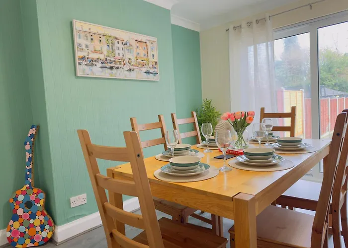 Spacious 4 Bed 6 Sleeps Nr Local Amenities
