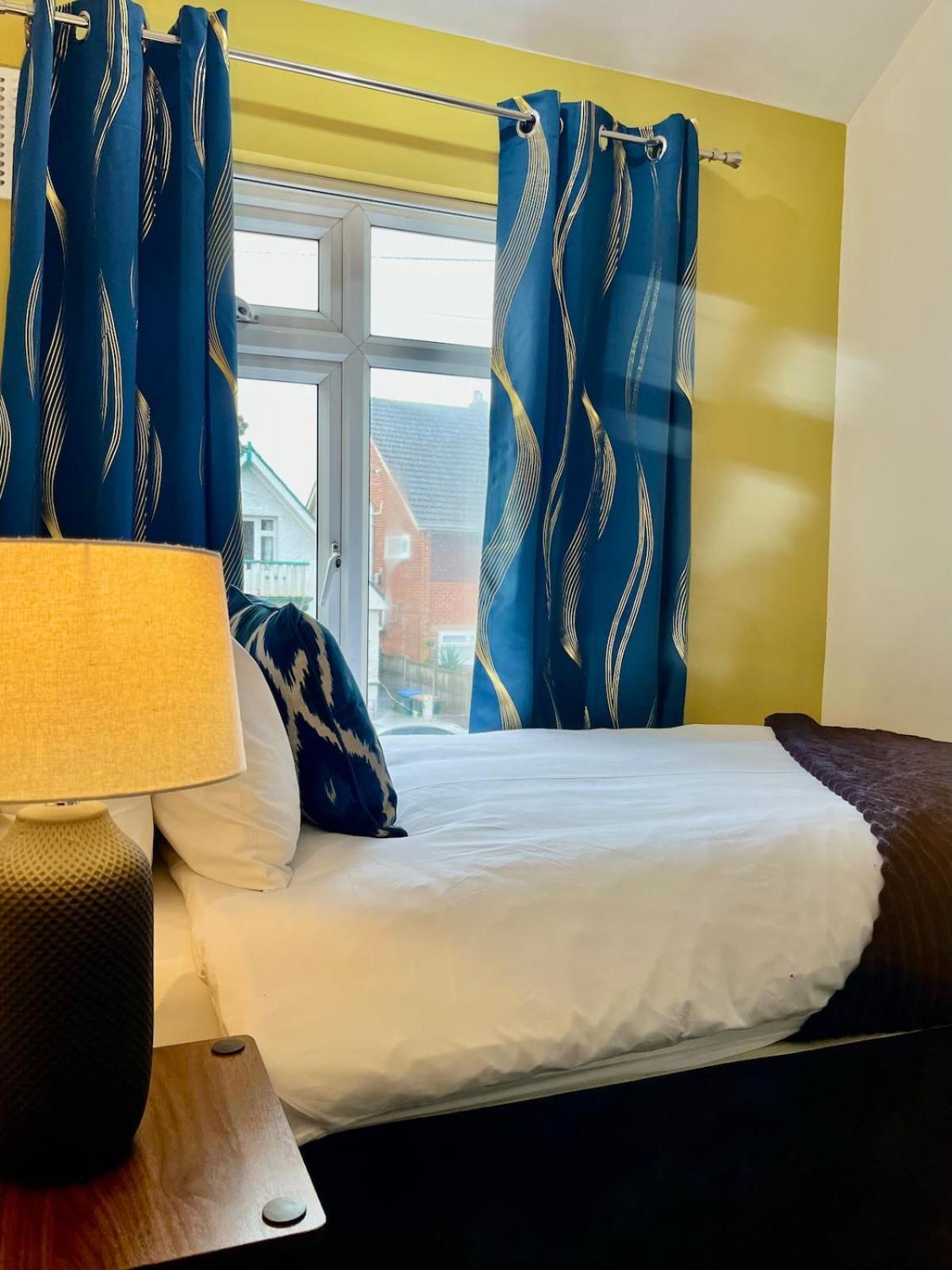 Spacious 4 Bed 6 Sleeps Nr Local Amenities Holiday home Coventry