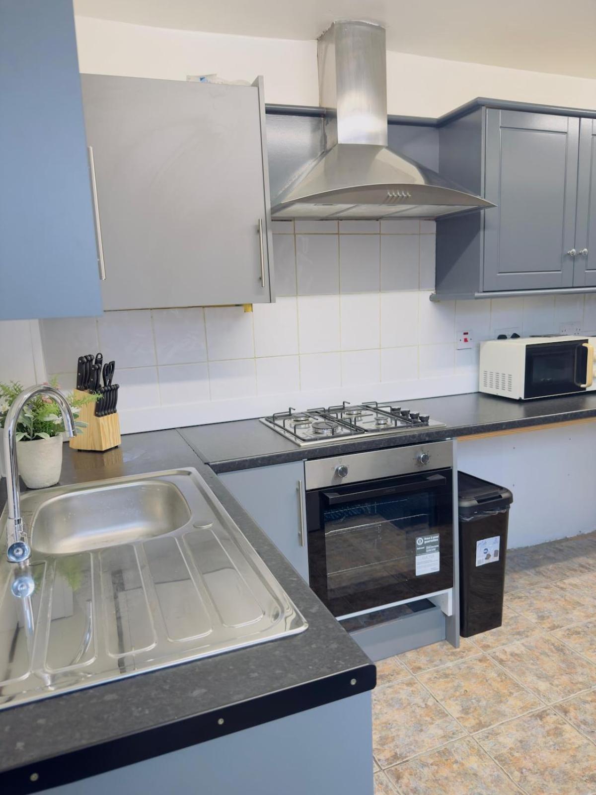 Spacious 4 Bed 6 Sleeps Nr Local Amenities *