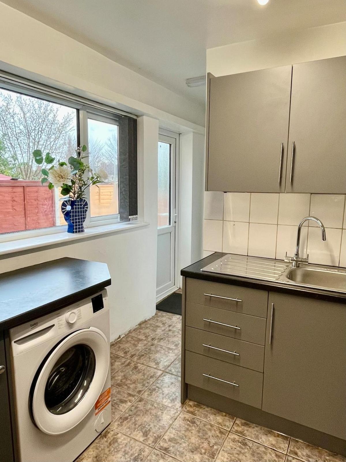 Spacious 4 Bed 6 Sleeps Nr Local Amenities Holiday home *