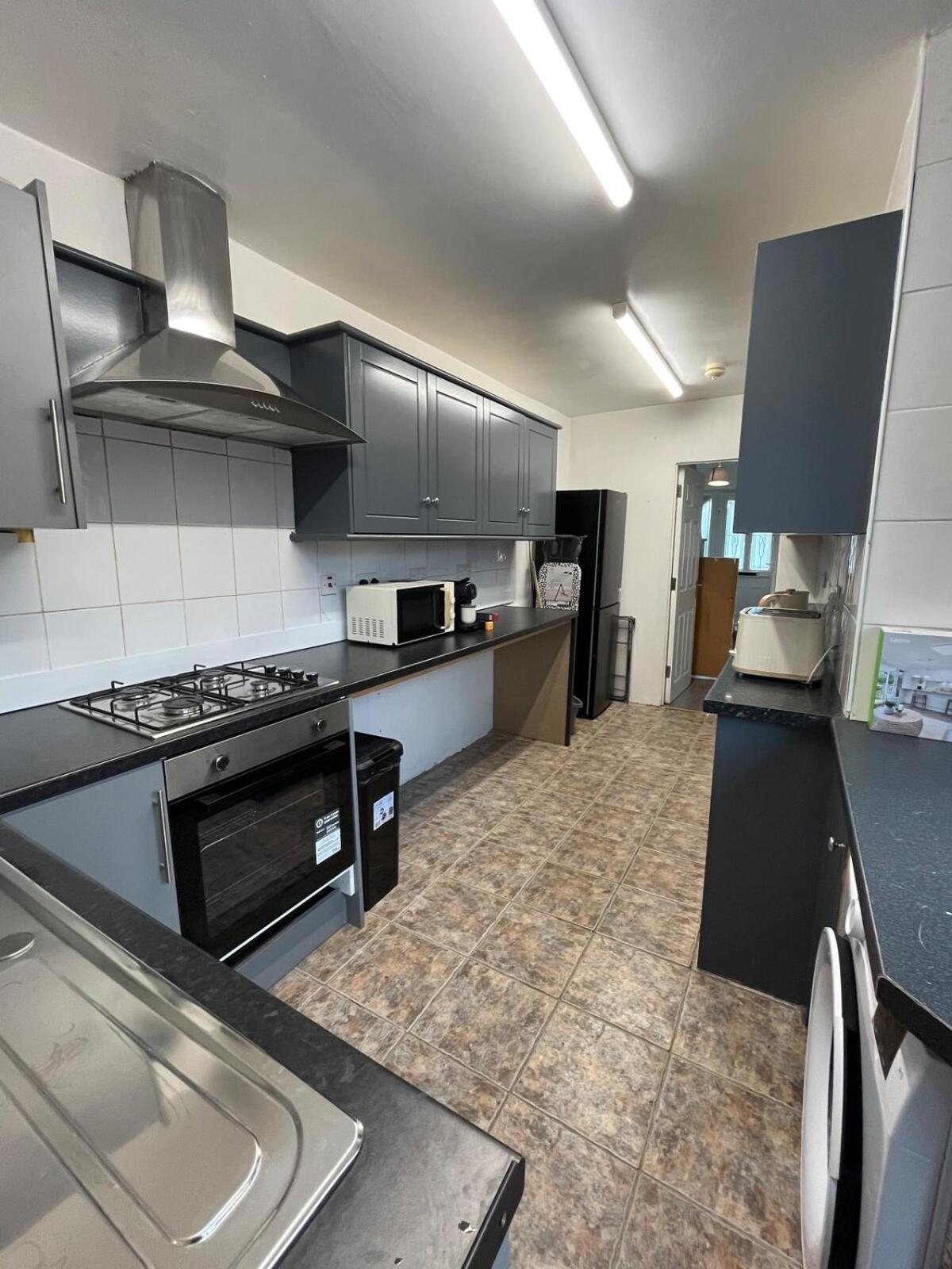 Spacious 4 Bed 6 Sleeps Nr Local Amenities Holiday home Coventry