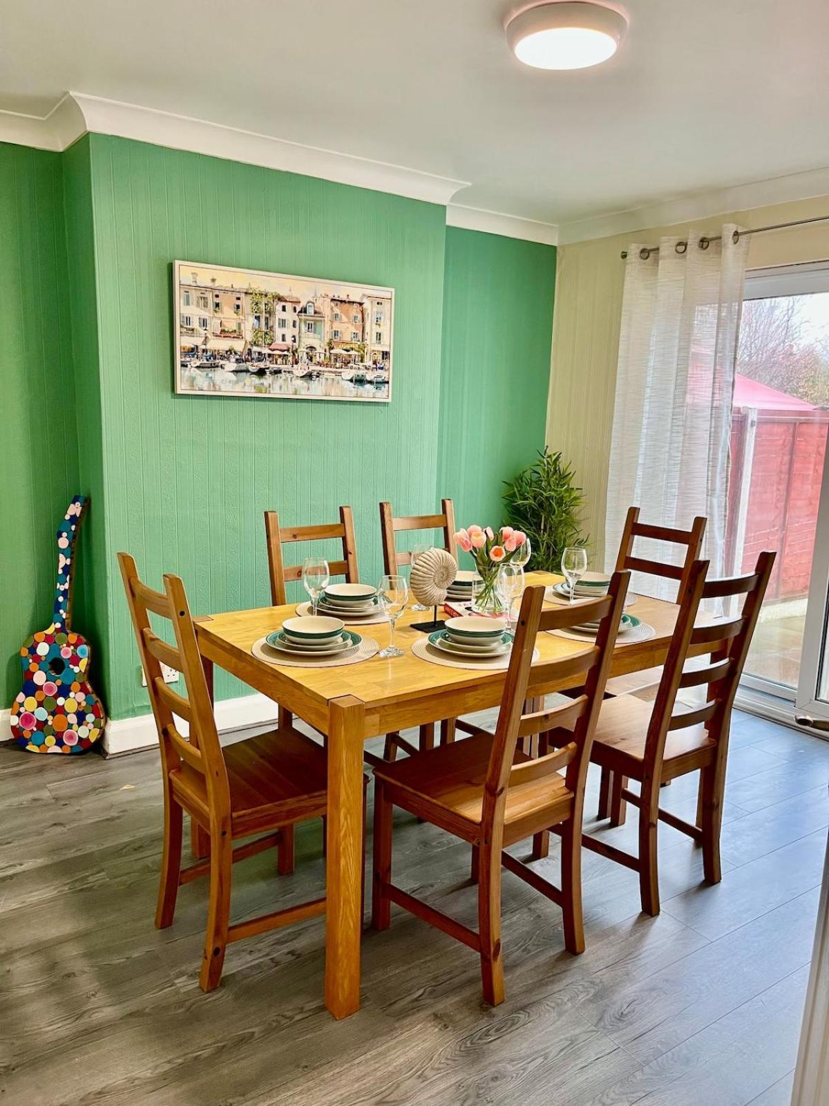 Spacious 4 Bed 6 Sleeps Nr Local Amenities *