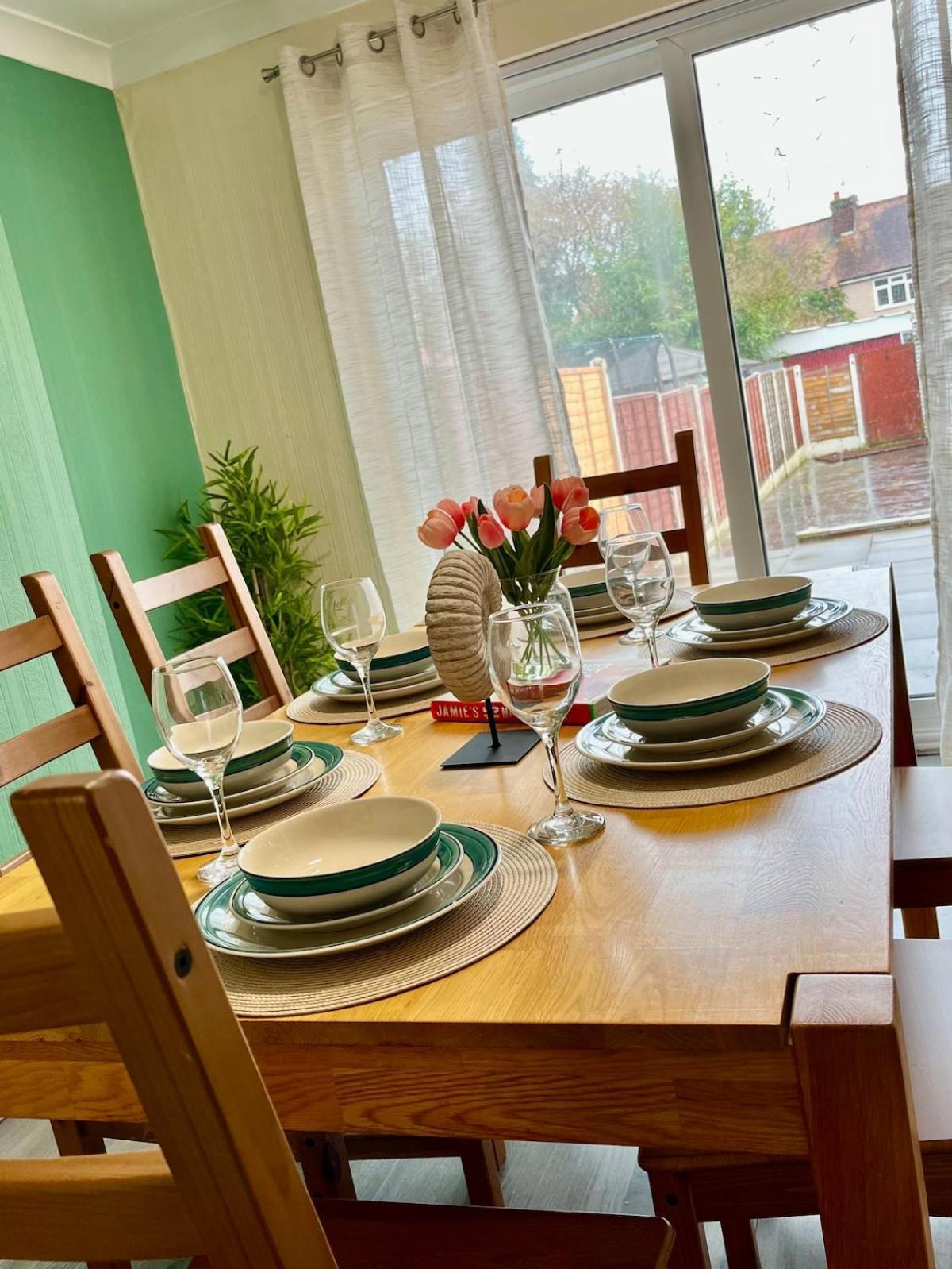 Spacious 4 Bed 6 Sleeps Nr Local Amenities Holiday home