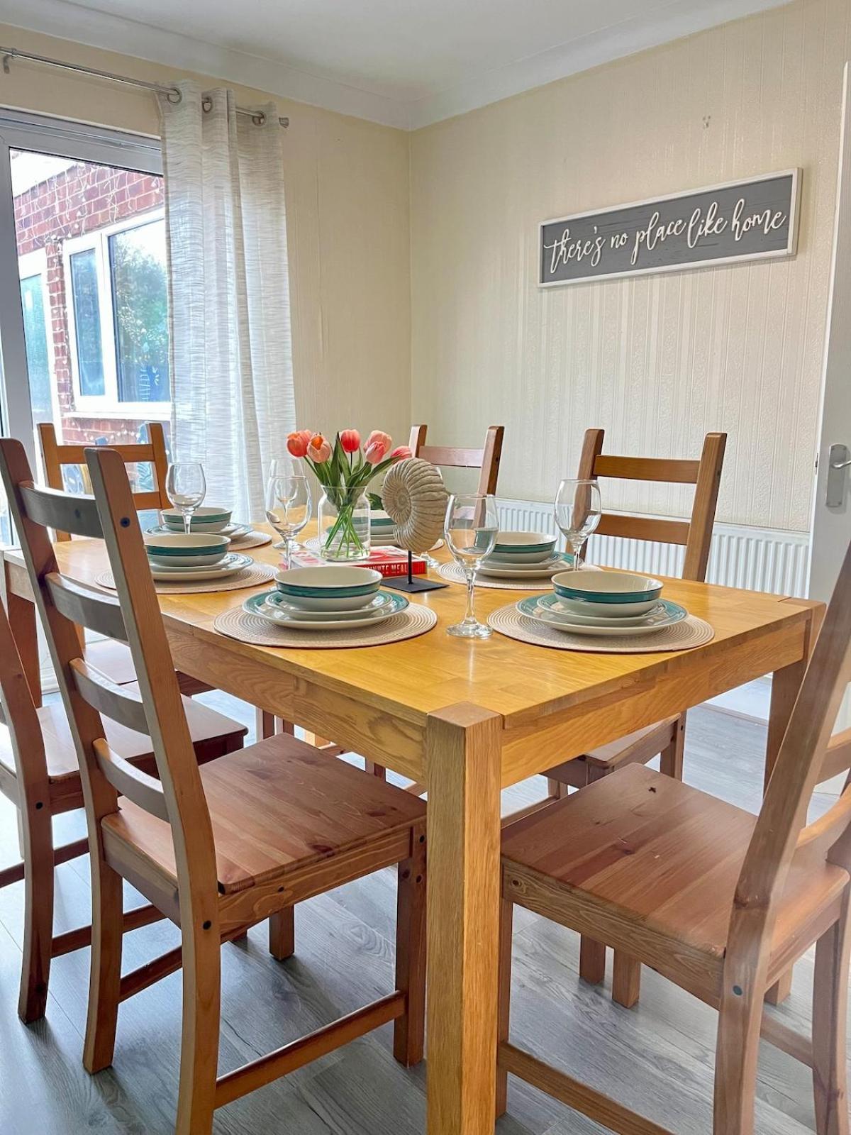 Spacious 4 Bed 6 Sleeps Nr Local Amenities Holiday home *