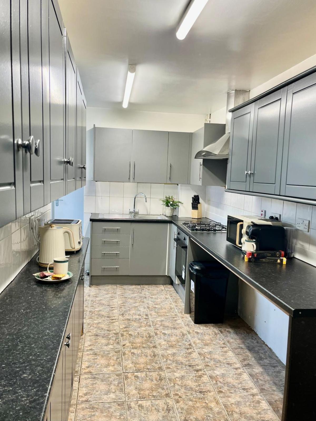 Spacious 4 Bed 6 Sleeps Nr Local Amenities Holiday home Coventry