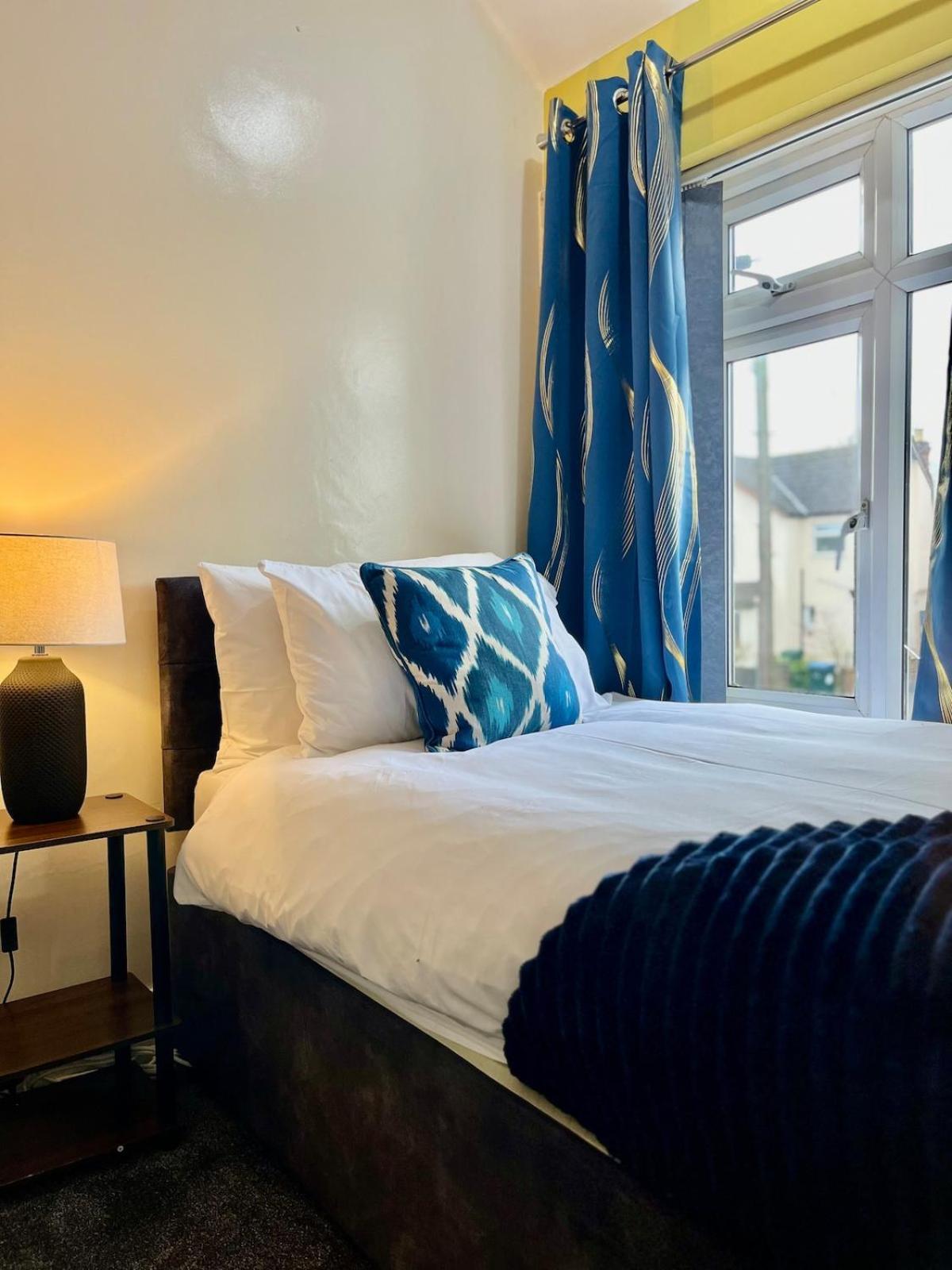 Spacious 4 Bed 6 Sleeps Nr Local Amenities Holiday home *
