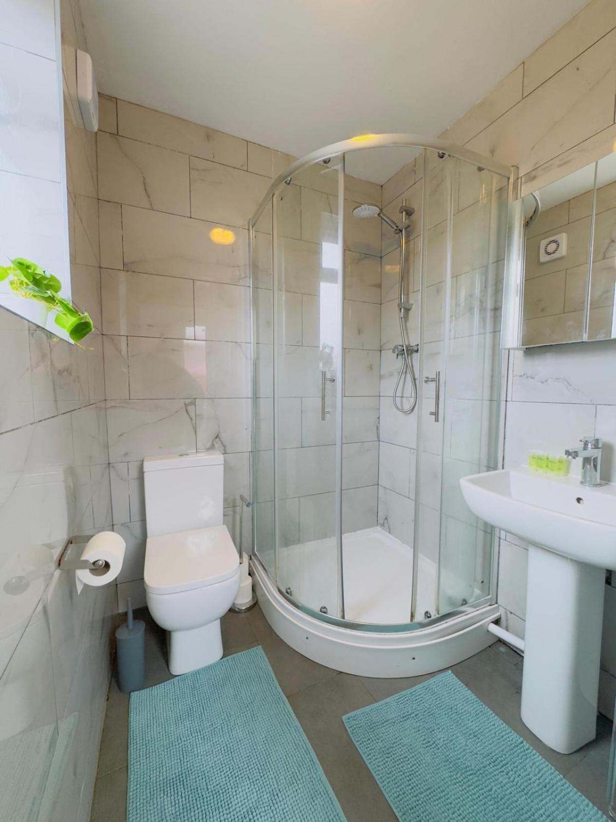 Holiday home Spacious 4 Bed 6 Sleeps Nr Local Amenities Coventry